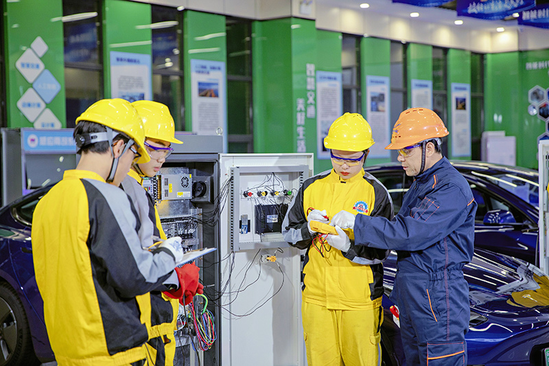 把握汽車市場脈搏，西安萬通新能源短期班為您打開職業(yè)新大門